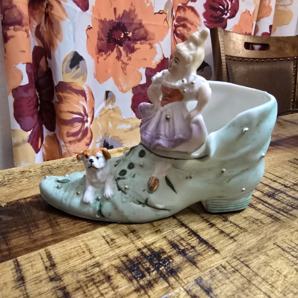 Vintage Porcelain "girl with her dog" shoe figurine, Victorian style - Picture 2 of 5